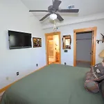 Black Bear Lodge-Lake Area